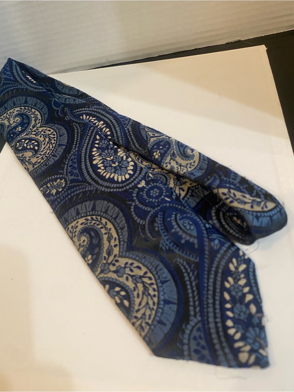 Men's Blue Paisley Silk Tie - Classic Formal Accessory
